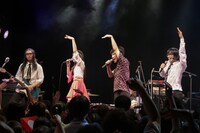 アーバンギャルドと藤井隆のセッションの様子。（Photo by yu-yukko）