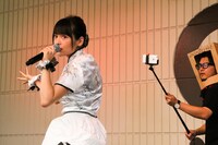 上坂すみれ「浴びろ!!オカルトウォーター!!」の様子。