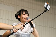 LINE LIVE中継用の自撮り棒を手にした上坂すみれ。