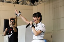 同志諸君に挨拶する上坂すみれ。