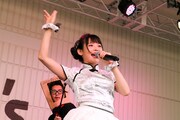 上坂すみれ「浴びろ!!オカルトウォーター!!」の様子。