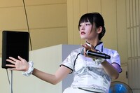 「文豪でGO!」のテルミンソロに合わせてエアテルミンを弾く上坂すみれ