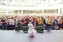 記念撮影する上坂すみれと同志諸君。