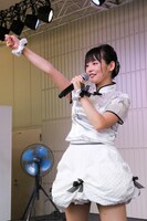 「生産！ 団結！ 反抑圧！」を三唱する上坂すみれ。