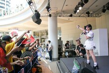 「生産！ 団結！ 反抑圧！」を三唱する上坂すみれと同志諸君。