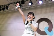 「Ура！」を三唱する上坂すみれ。