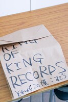 レーベルプロデューサーがかぶっていた紙袋にあった上坂の直筆メッセージ。