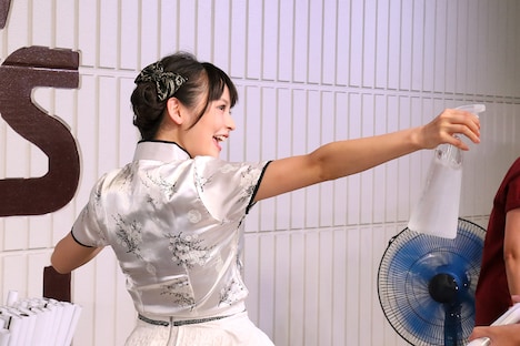 お渡し会中、同志諸君に“オカルトウォーター”を浴びせる上坂すみれ。