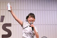 水素水を掲げる上坂すみれ。