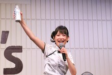 水素水を掲げる上坂すみれ。