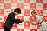 ローラからDAIGOへ直筆の表彰状を授与する様子。