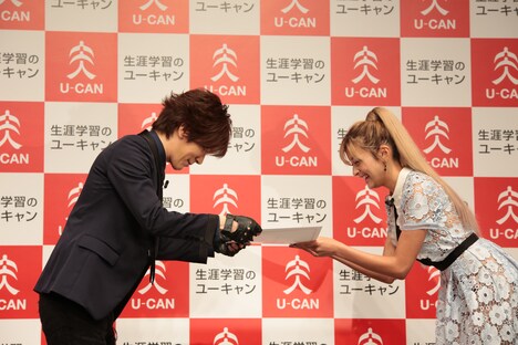 ローラからDAIGOへ直筆の表彰状を授与する様子。