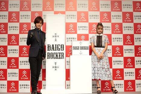 整理収納ロッカーを挟んで並ぶDAIGOとローラ。