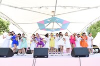 PASSPO☆とアイドルネッサンスによるコラボの様子。