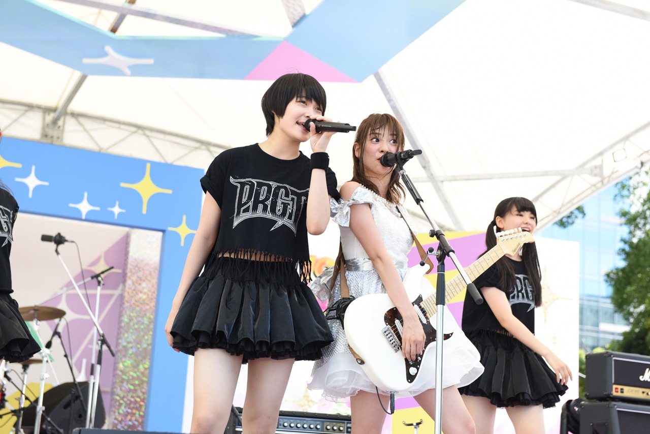 凸凹凸凹‐ルリロリ‐とParty Rockets GTによるコラボの様子。