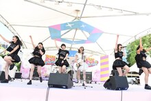 凸凹凸凹‐ルリロリ‐とParty Rockets GTによるコラボの様子。
