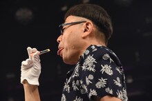 リップクリームをゆっくり舌に近付けるイジリー岡田。