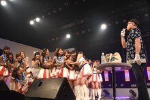 川上奈々美（恵比寿☆マスカッツ）のリップクリームを舐めるイジリー岡田（右端）。