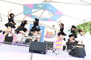 凸凹凸凹‐ルリロリ‐とParty Rockets GTによるコラボの様子。