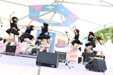 凸凹凸凹‐ルリロリ‐とParty Rockets GTによるコラボの様子。