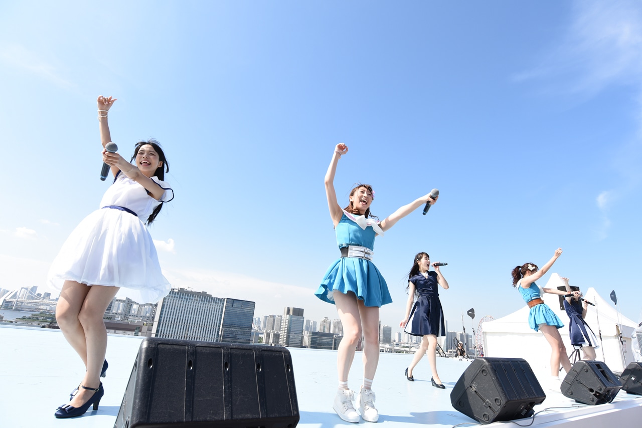 寺嶋由芙、愛乙女☆DOLL、Dorothy Little Happyによるコラボの様子。