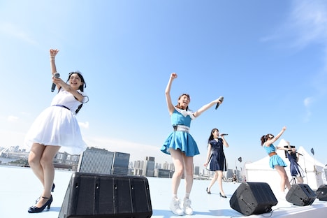 寺嶋由芙、愛乙女☆DOLL、Dorothy Little Happyによるコラボの様子。