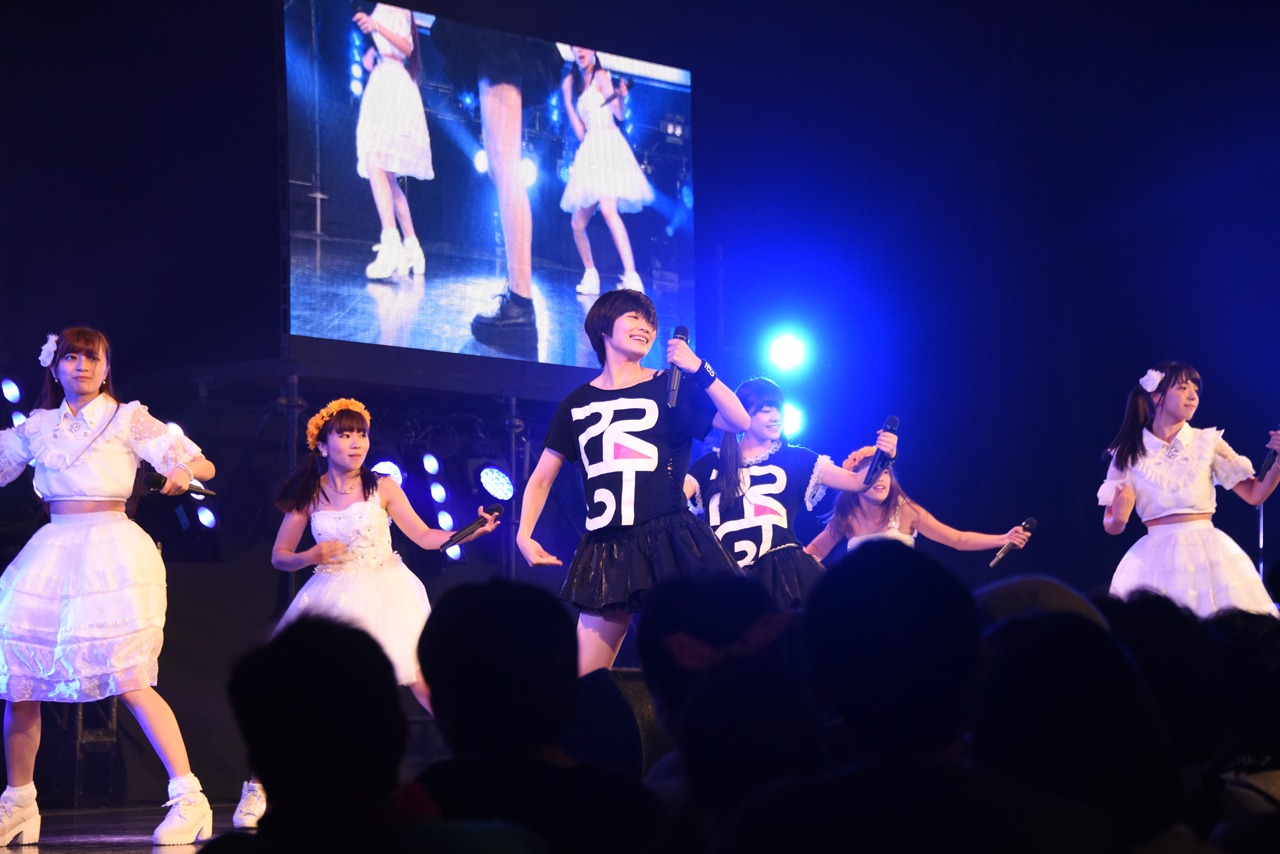 Ange☆Reve、大阪☆春夏秋冬、THE HOOPERS、Party RocketsGT、ハコイリ▽ムスメ（▽はハートマーク）によるコラボの様子。