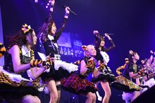 ベイビーレイズJAPANとわーすたによるコラボの様子。