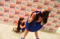 TIF3日目終了後、湾岸スタジオ内で記念撮影する生ハムと焼うどん。