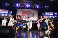 「みんなで一緒に名曲を歌って踊ろうステージ」の様子。