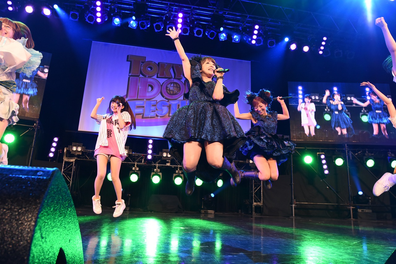 「みんなで一緒に名曲を歌って踊ろうステージ」の様子。