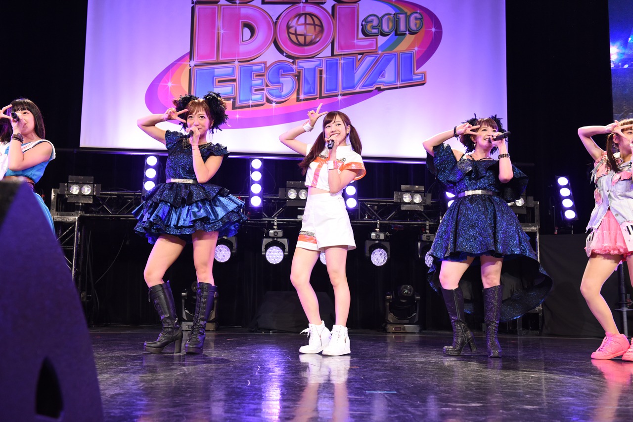 「みんなで一緒に名曲を歌って踊ろうステージ」の様子。