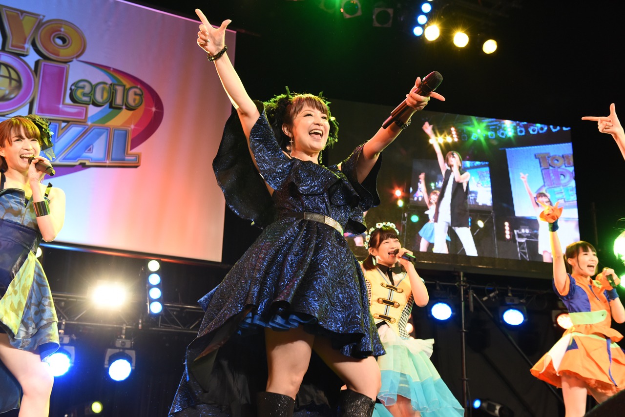 「みんなで一緒に名曲を歌って踊ろうステージ」の様子。