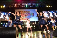 「みんなで一緒に名曲を歌って踊ろうステージ」の様子。