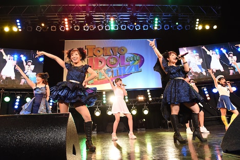 「みんなで一緒に名曲を歌って踊ろうステージ」の様子。