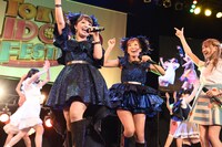 「みんなで一緒に名曲を歌って踊ろうステージ」の様子。