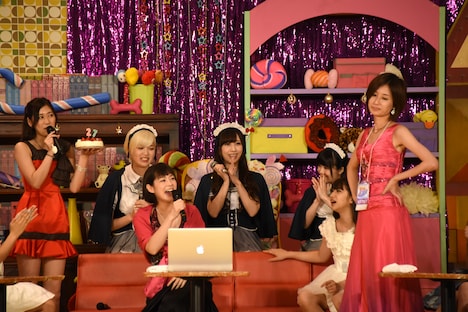 「スナックうめ子」で誕生日を祝ってもらったにもかかわらず、場の空気が微妙なことになり「サプライズでスベらないでくれる？」とご立腹の河村唯（ex. アイドリング!!!）。