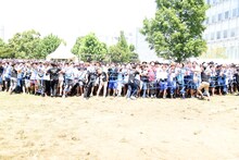 欅坂46のライブ開始直前、一斉に最前列へと詰めかけようとする観客。