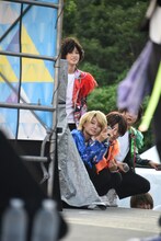 風男塾のステージを袖で見守るアップアップボーイズ（仮）。