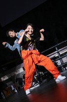 猫のポーズを決める（手前から）楽、颯。（撮影：笹森健一）