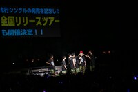 CDデビュー決定が現実か、ジャンの頬をつねって確かめるメンバー。（撮影：笹森健一）