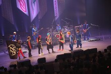 一触即発状態となる三代目氣志團（左）と氣志團（右）。（写真提供：ディアステージ）