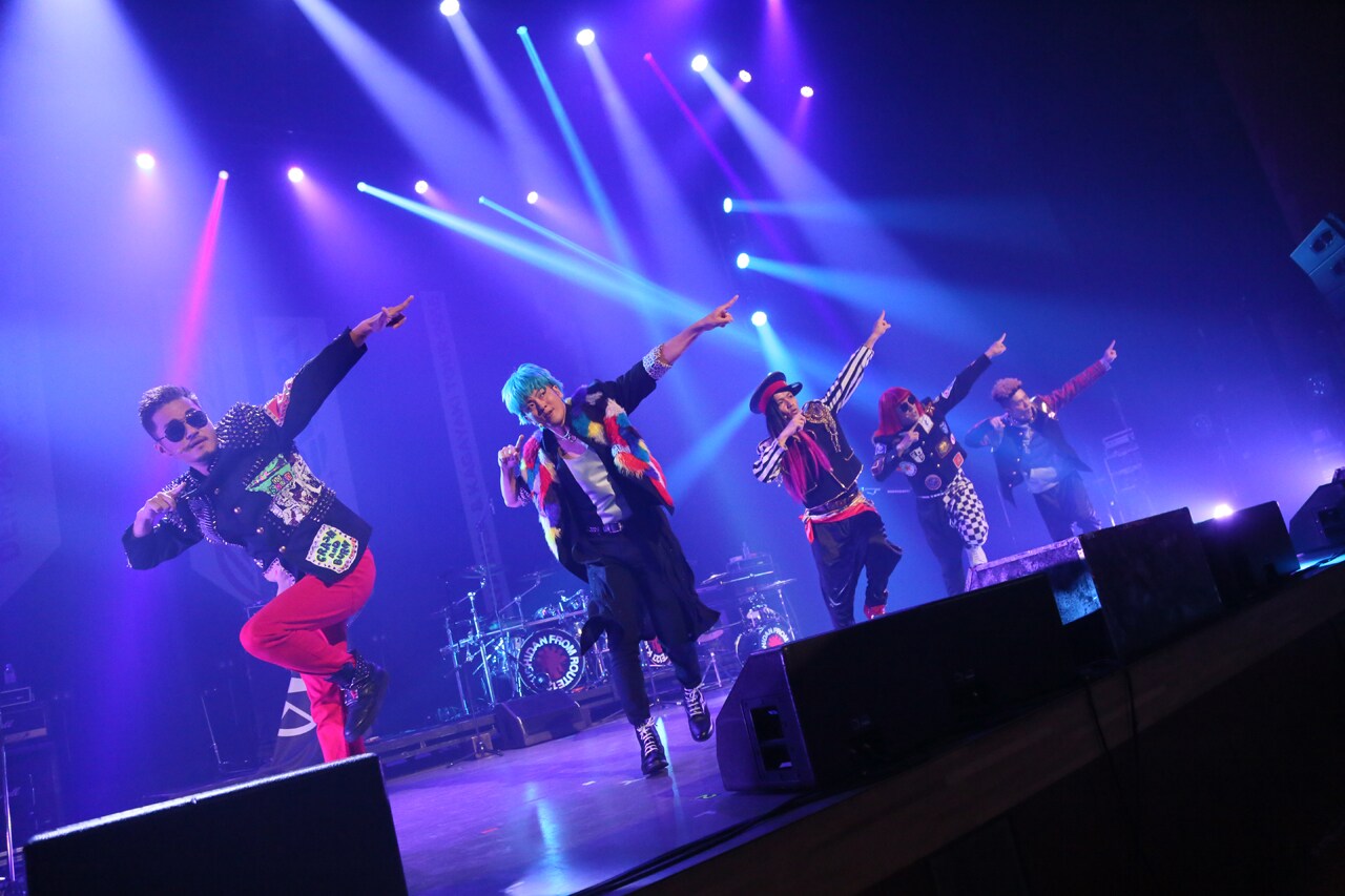 C.A.R.N.I.V.A.L.」を披露する三代目氣志團。（写真提供：ディア
