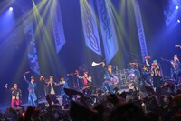 「男魂歌」を歌う氣志團と三代目氣志團。（写真提供：ディアステージ）