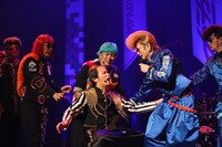 リーゼントにできないことを涙ながらに告白する長宗我部龍三（中央）。（写真提供：ディアステージ）