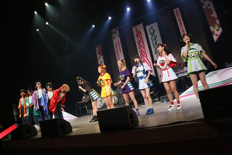 でんぱ組.incと氣志團。（写真提供：ディアステージ）