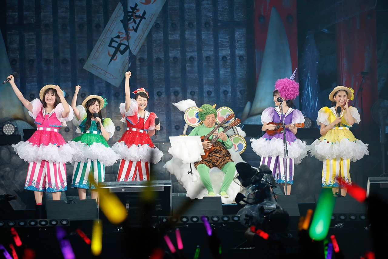 ももいろクローバーZと高木ブー。（Photo by HAJIME KAMIIISAKA+Z）