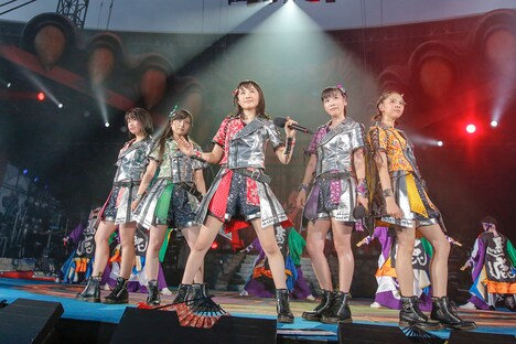 ももいろクローバーZ「桃神祭 2016 ~鬼ヶ島~」初日公演の様子。(Photo by HAJIME KAMIIISAKA+Z)