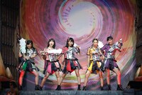ももいろクローバーZ「桃神祭 2016 ～鬼ヶ島～」初日公演の様子。（Photo by HAJIME KAMIIISAKA+Z）