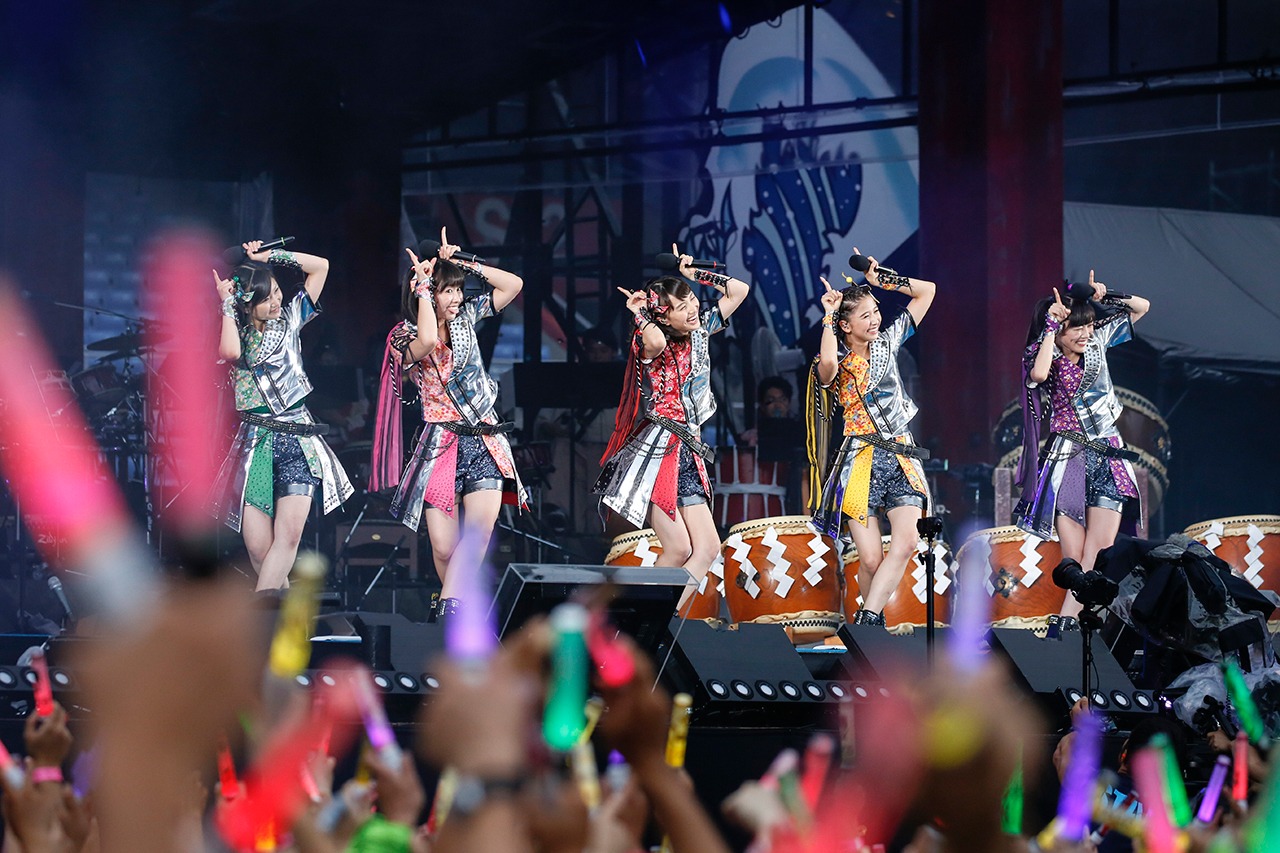 ももいろクローバーZ「桃神祭 2016 ～鬼ヶ島～」初日公演の様子。（Photo by HAJIME KAMIIISAKA+Z）